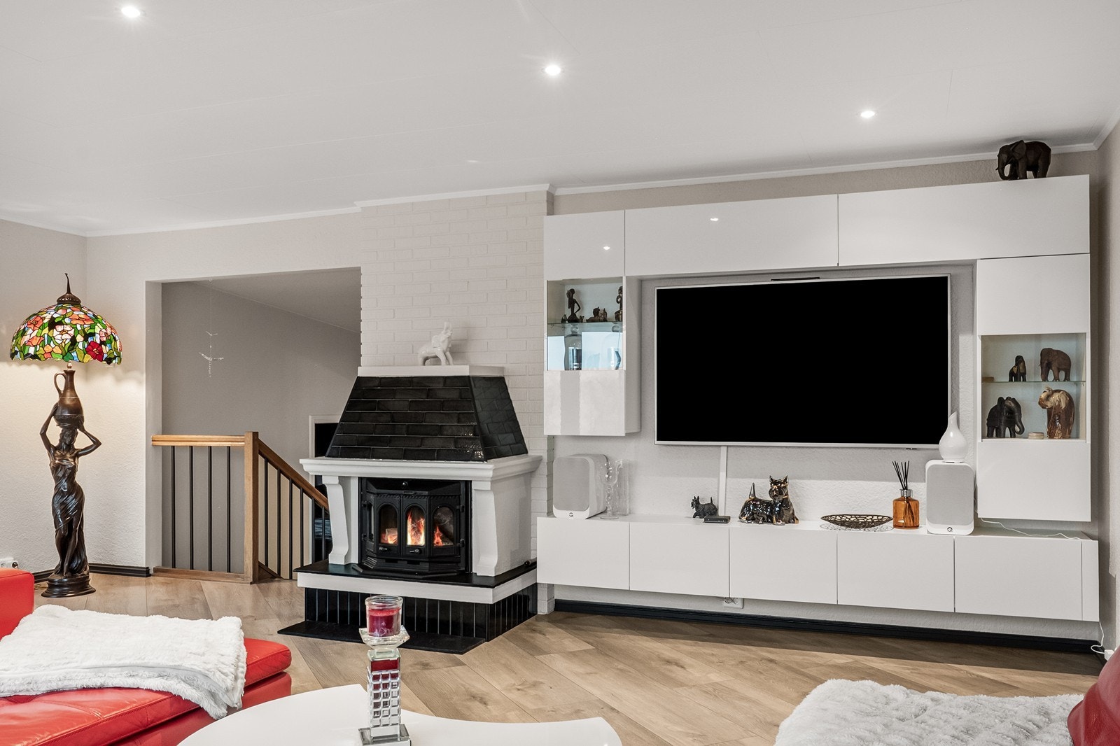 Stuen i første etasje har en stemningsfull elementpeis med innsats, perfekt for kalde kvelder. Det er også plass til TV med tilhørende møblemenet. Galleribilde