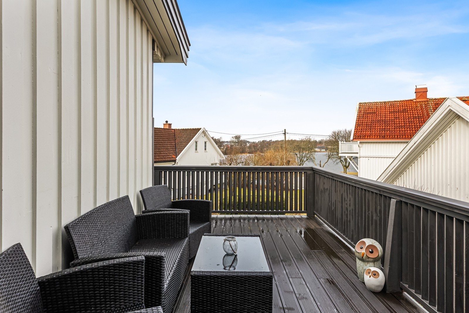 Verandaen i første etasje måler 26 m² og har god plass til en sittegruppe. Her har man delvis utsikt til Tunevannet. Galleribilde