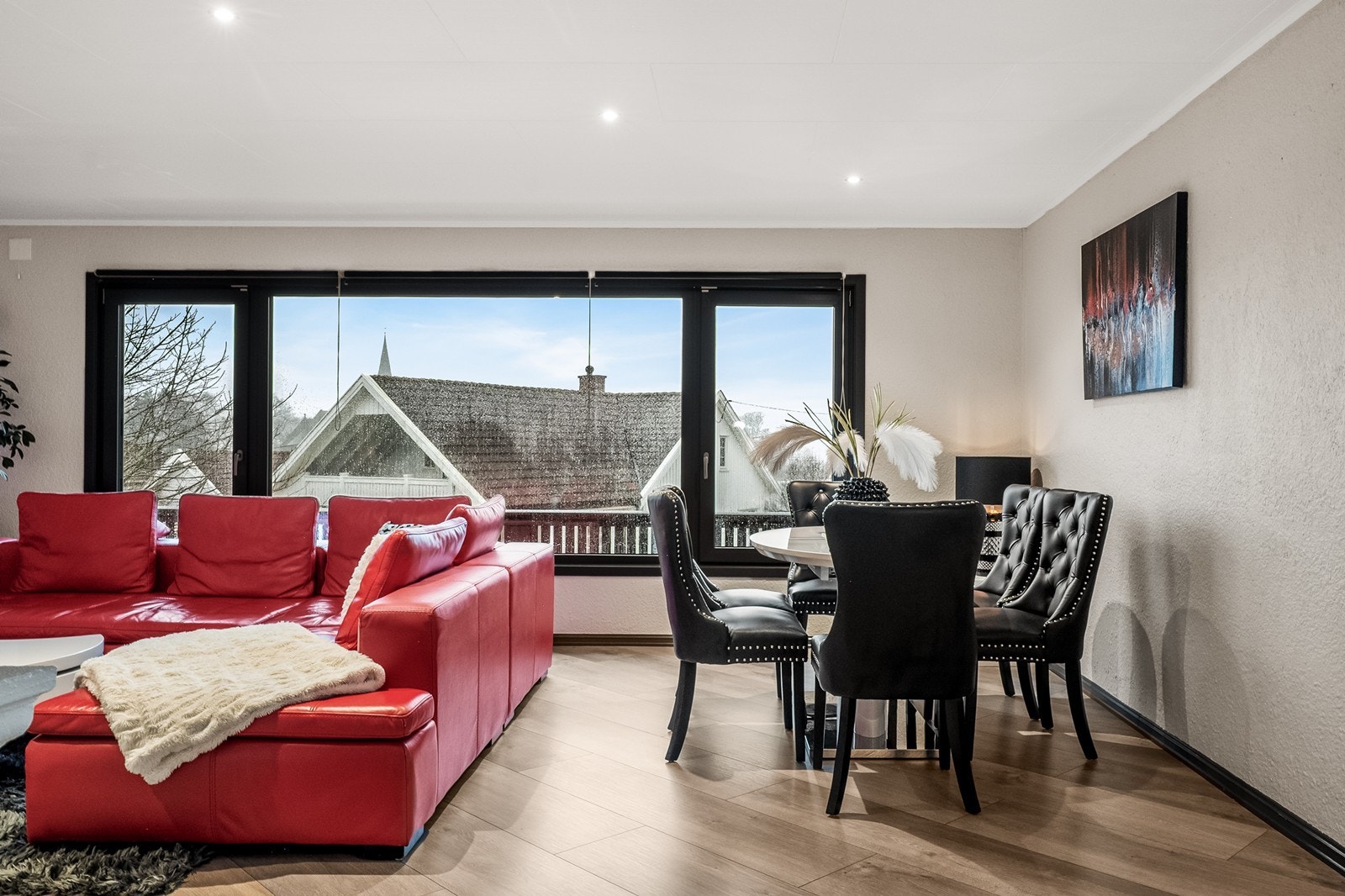 Stuen har god plass til både sofagruppe og spisebord. Galleribilde