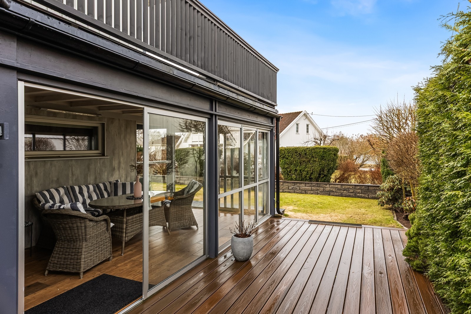Fra underetasjen er det utgang til en terrasse på 25 m² i komposittbord, videre atkomst til hageområdet. Galleribilde