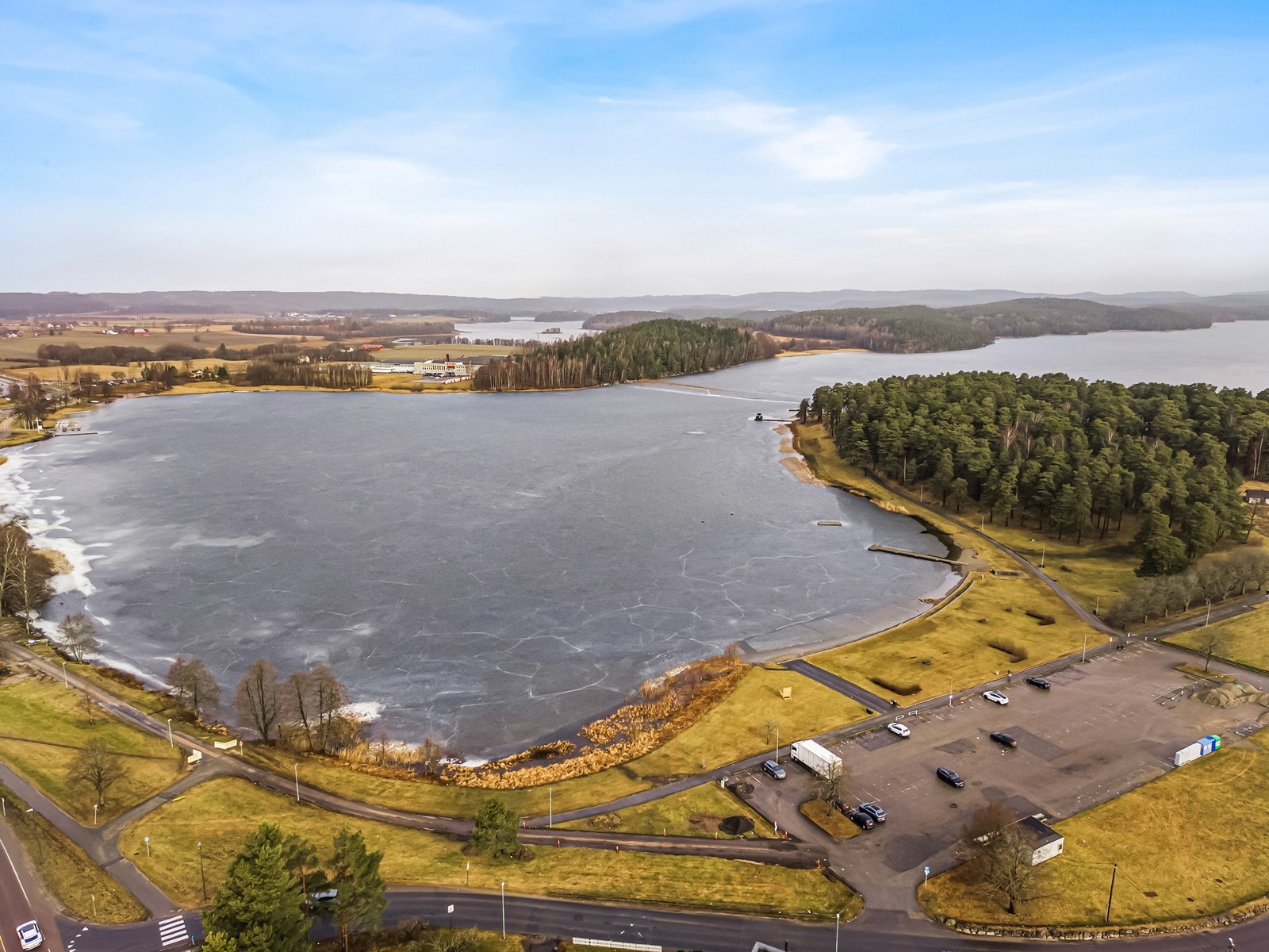 Nærområdet byr på gode turmuligheter, med kort avstand til skog og mark ved Tunevannet Galleribilde
