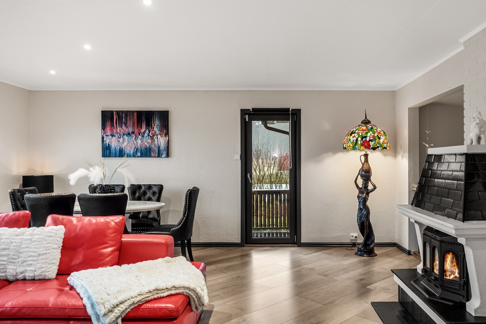 Fra stuen er det utgang til en veranda på 26 m² i tre og bambus. Galleribilde