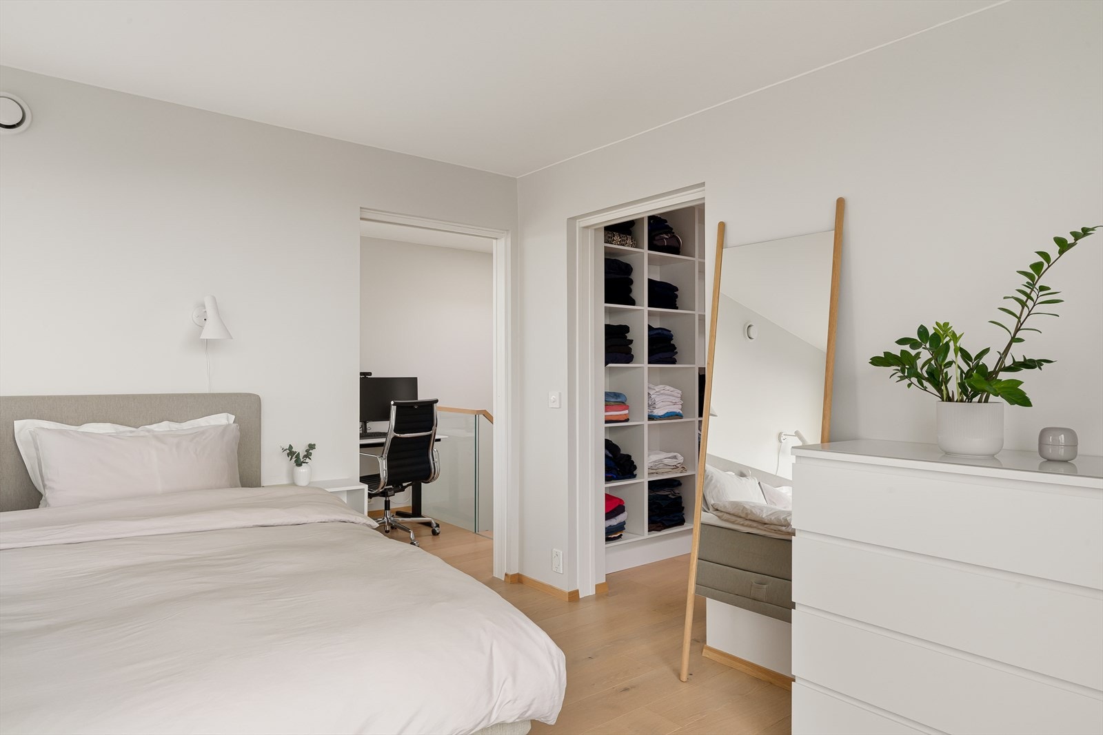 ovedsoverommet i 3. etasje byr på luksus i form av walk-in-closet, eget bad og enestående utsikt mot golfbanen - uten innsyn. Her våkner du til fred og vakker natur hver dag. Galleribilde