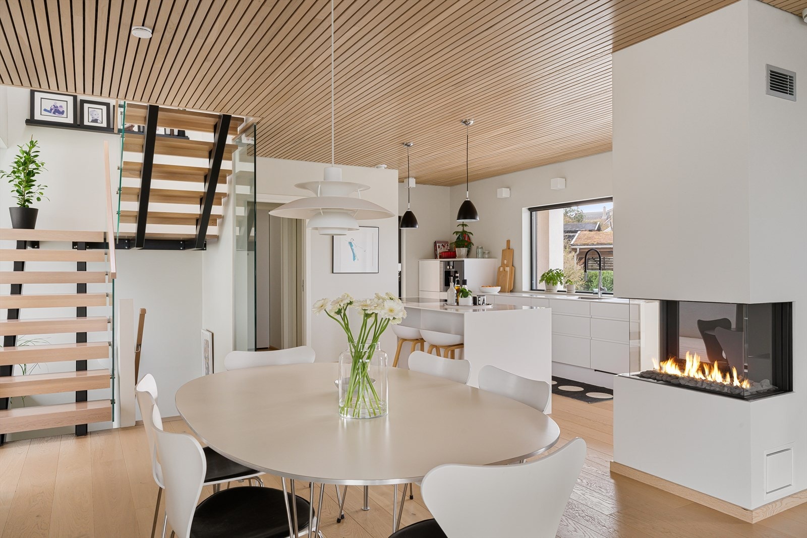 Moderne og stilrent kjøkken med åpen løsning. Store vinduer gir rikelig med naturlig lys. Perfekt for sosiale sammenkomster. Galleribilde