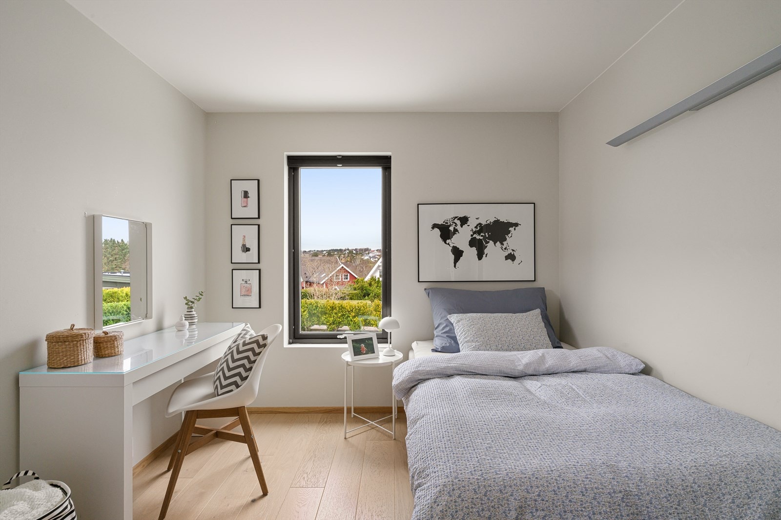 Boligen har totalt tre soverom fordelt over to etasjer. I 1. etasje ligger to romslige soverom, som passer ypperlig til barn eller gjester. Galleribilde