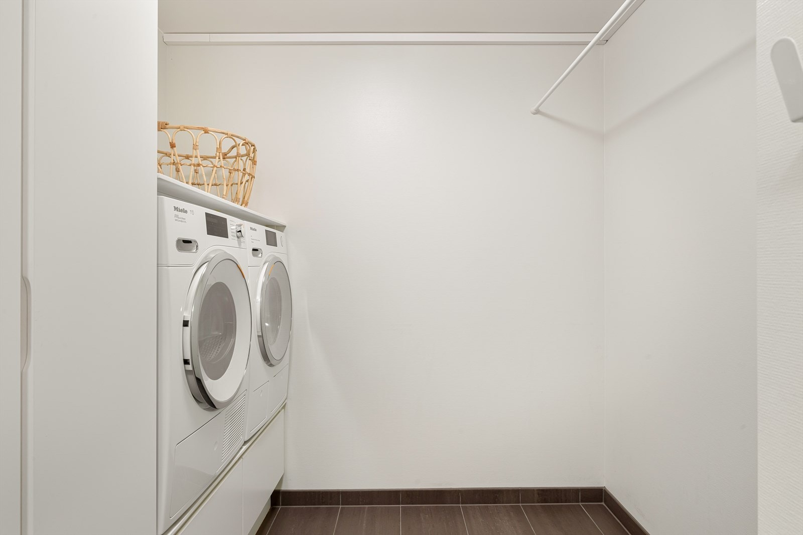 Lyst og romslig vaskerom med god oppbevaringsplass. Perfekt for en effektiv hverdag. Galleribilde