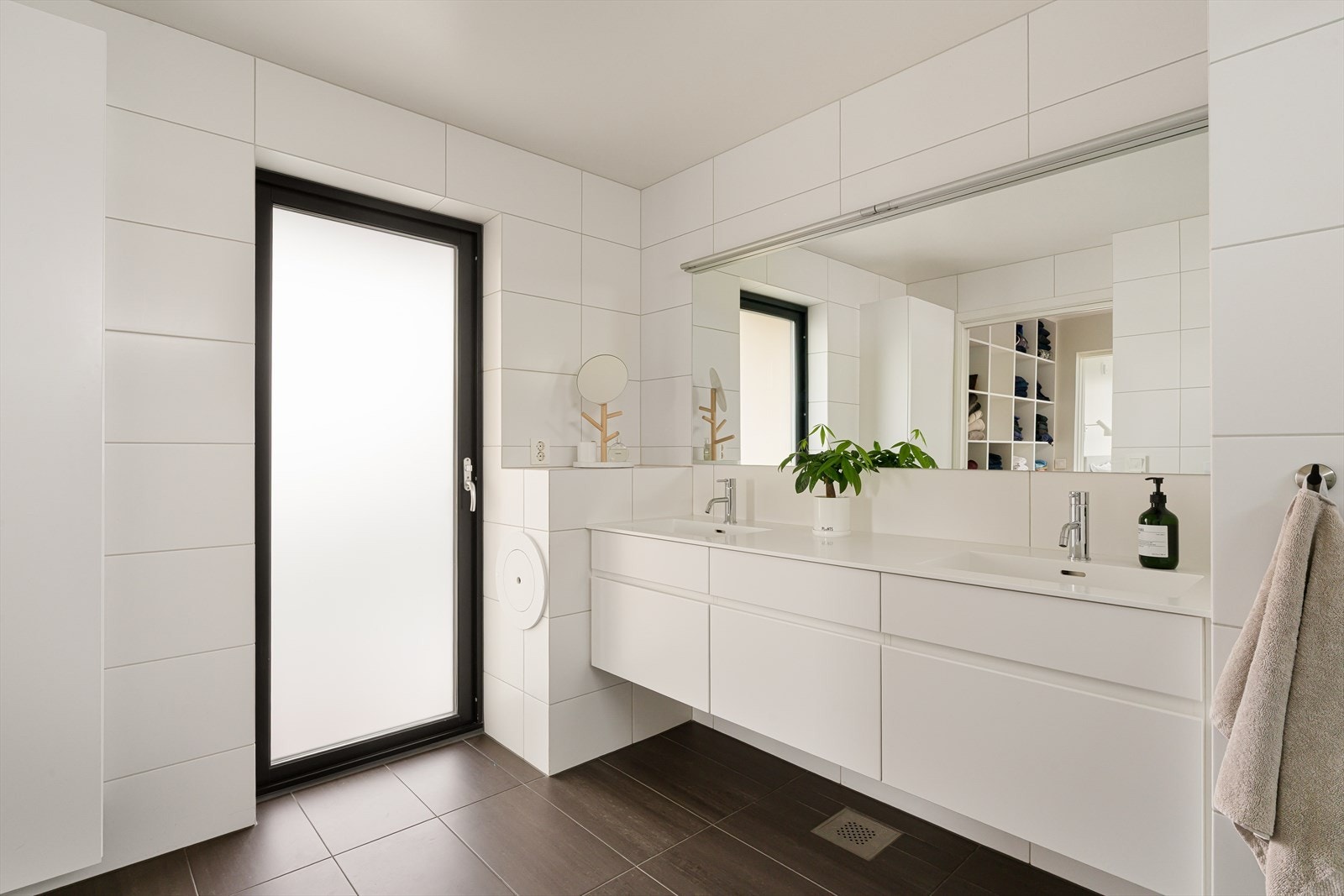 Badet i 3. etasje er tilknyttet hovedsoverommet og er utstyrt med moderne dansk innredning og en gjennomført stil. Galleribilde