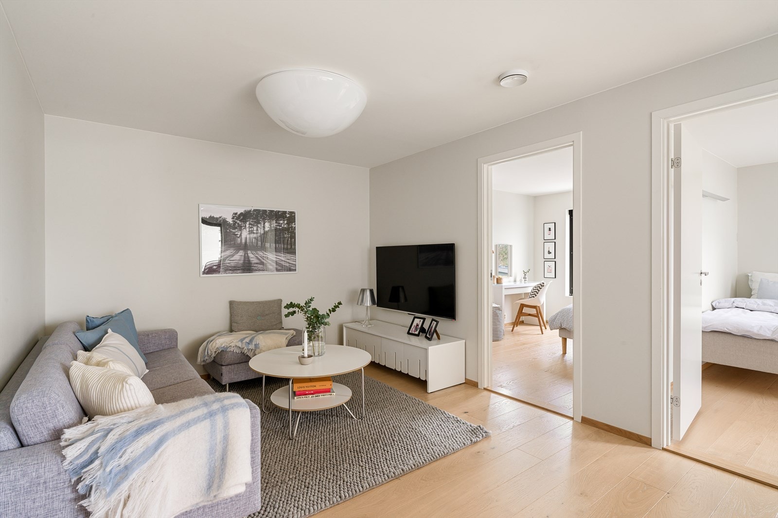 Gjennomgående høy standard med balansert ventilasjon, flott 1- stavs parkett på gulv og belysning fra Creolight. Galleribilde