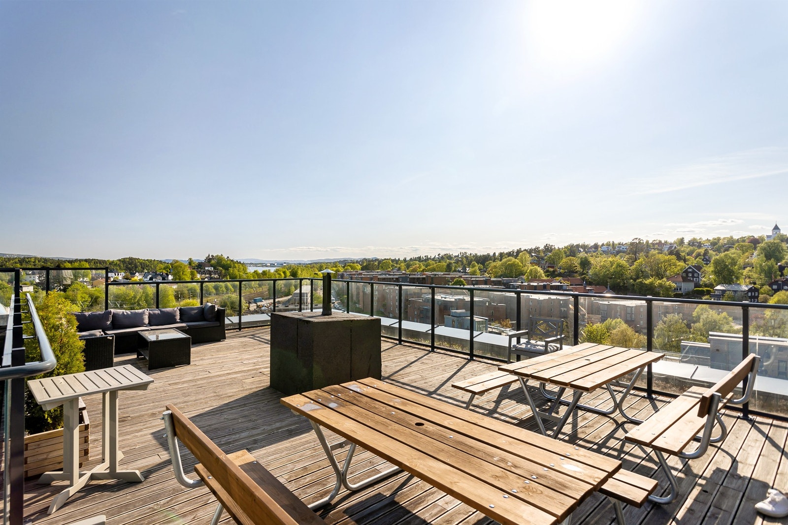 Sameiet har en felles takterrasse med flott utsyn og sol fra morgen til kveld - Tilgang til takterrassen nås fra heisen like utenfor leiligheten Galleribilde