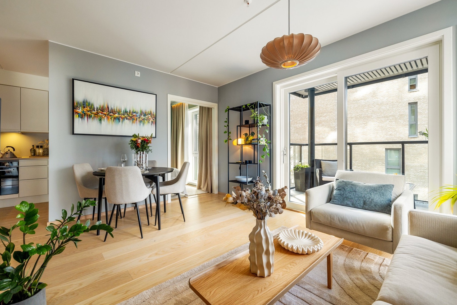 Her har du plass til både sofagruppe og spisebord Galleribilde