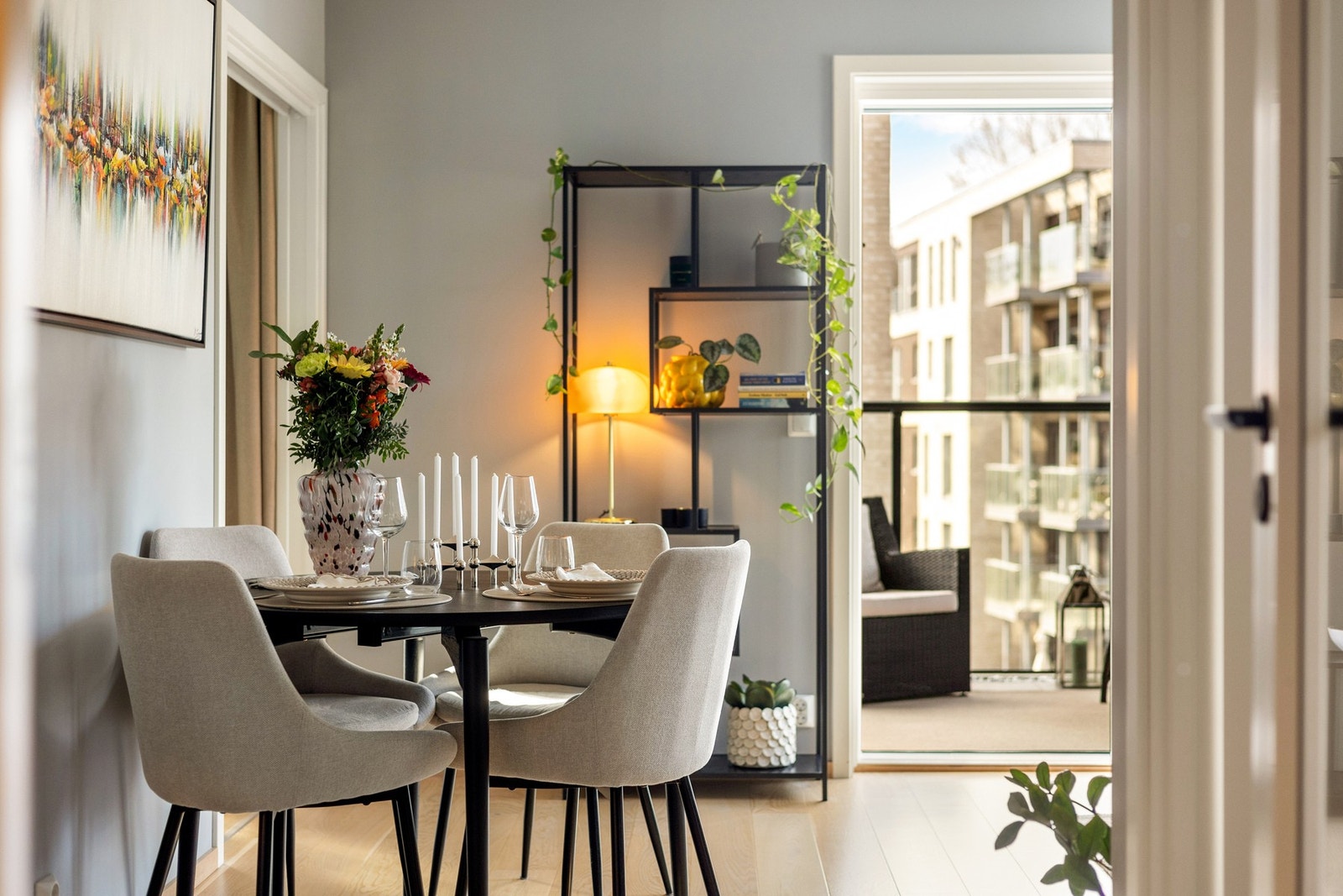 Leiligheten inneholder: Entré, stue/kjøkken, 2 soverom, bad/wc/vaskerom og bod Galleribilde