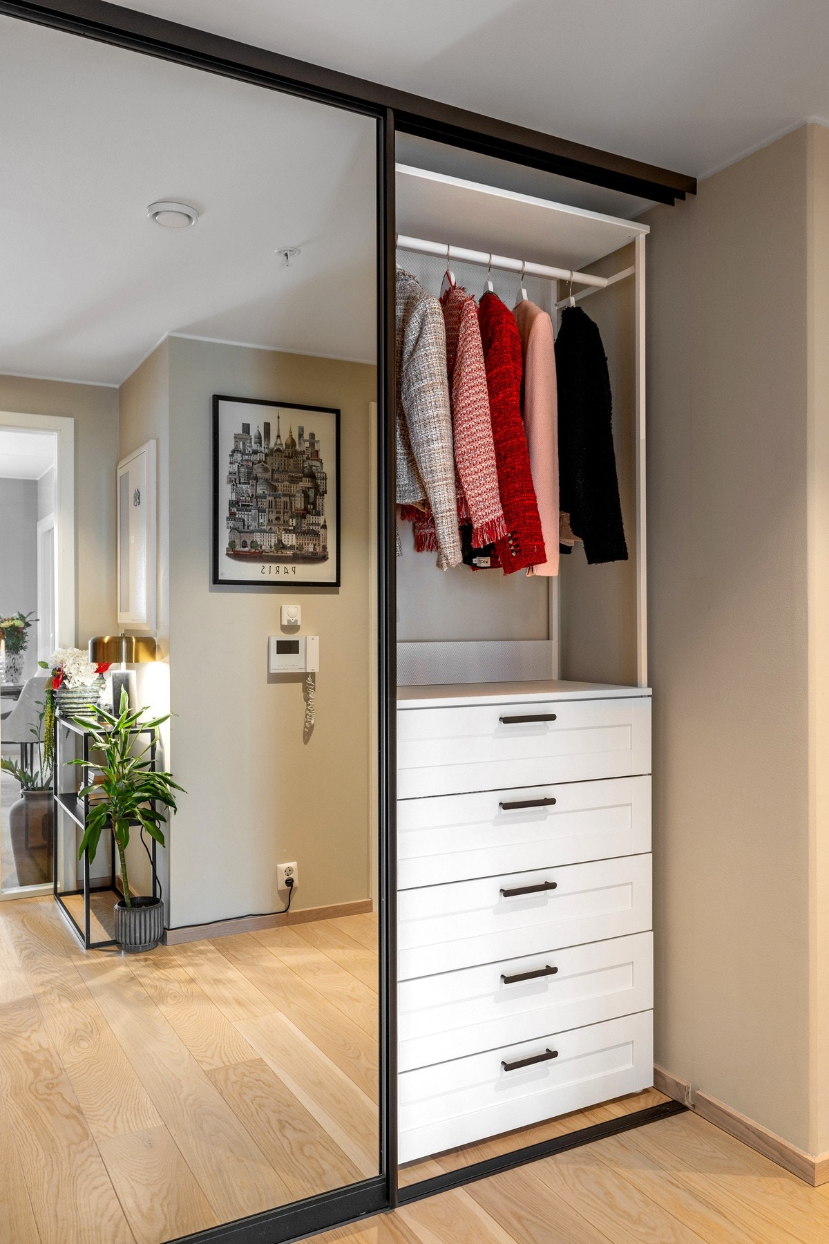 Videre er det også stor skyvedørsgarderobe med to speilfronter Galleribilde