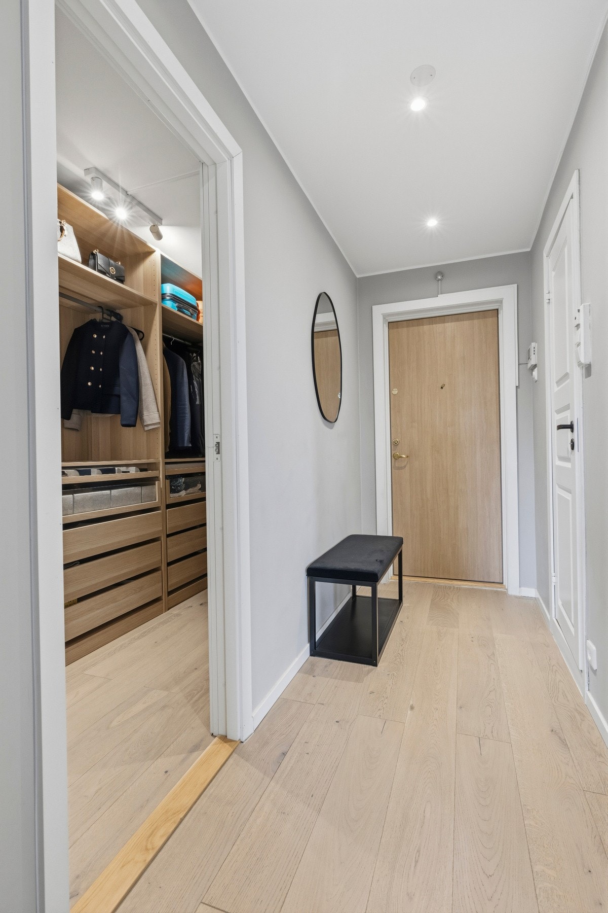 Entrèen er lys og romslig med meget god plass til oppbevaring i tilstøtende walk-in-closet Galleribilde