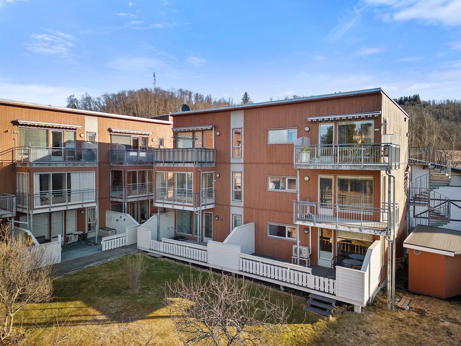 Leiligheten ligger i byggets 2 etasje og har innglasset balkong. Galleribilde