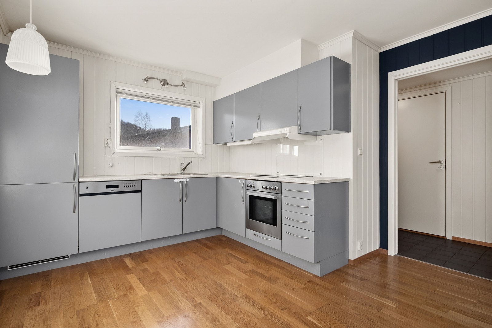 På kjøkkenet er det rikelig med skap og benkplass. Galleribilde