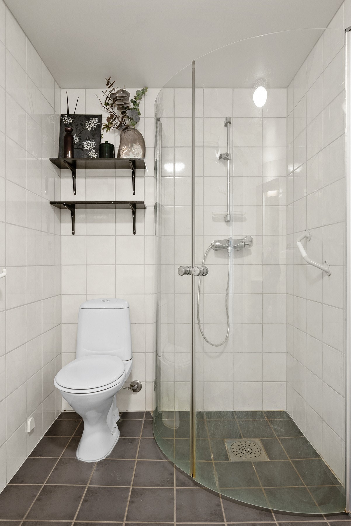 Det er varme i gulvet på badet. Galleribilde