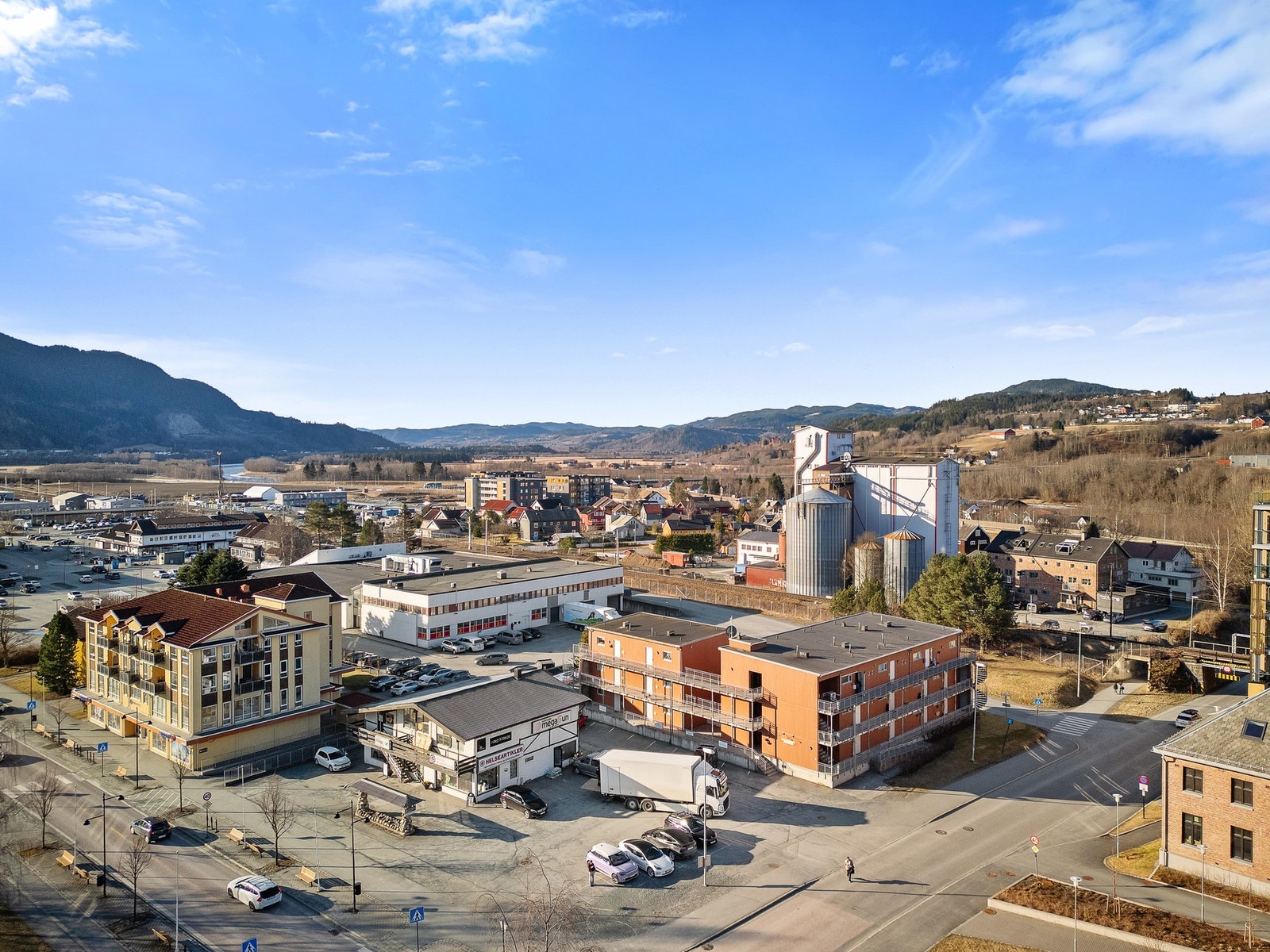 Leiligheten ligger midt i Melhus sentrum og har gåavstand til "alt" Melhus har å by på. Galleribilde