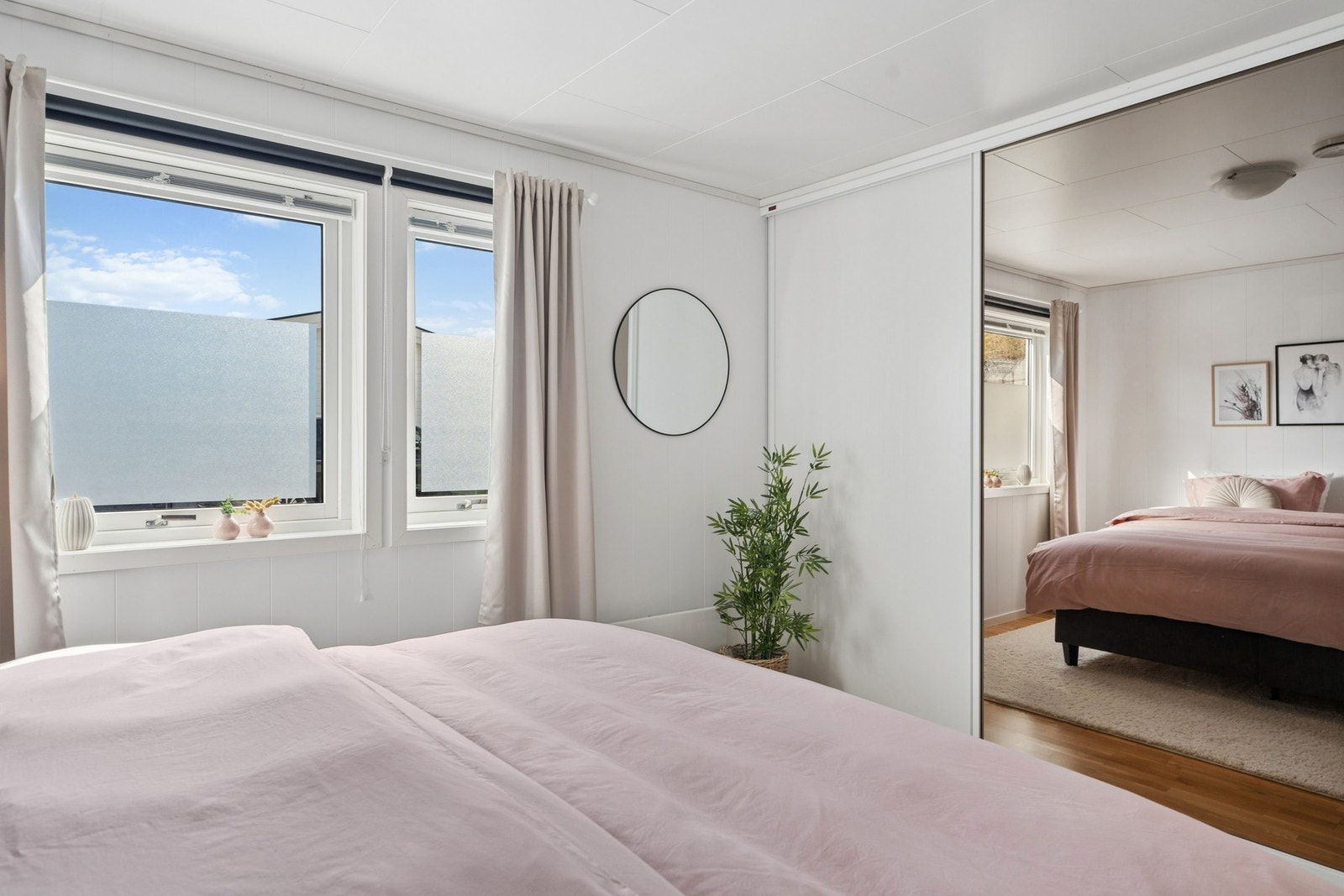 Godt med oppbevaringsplass i garderobe. Galleribilde