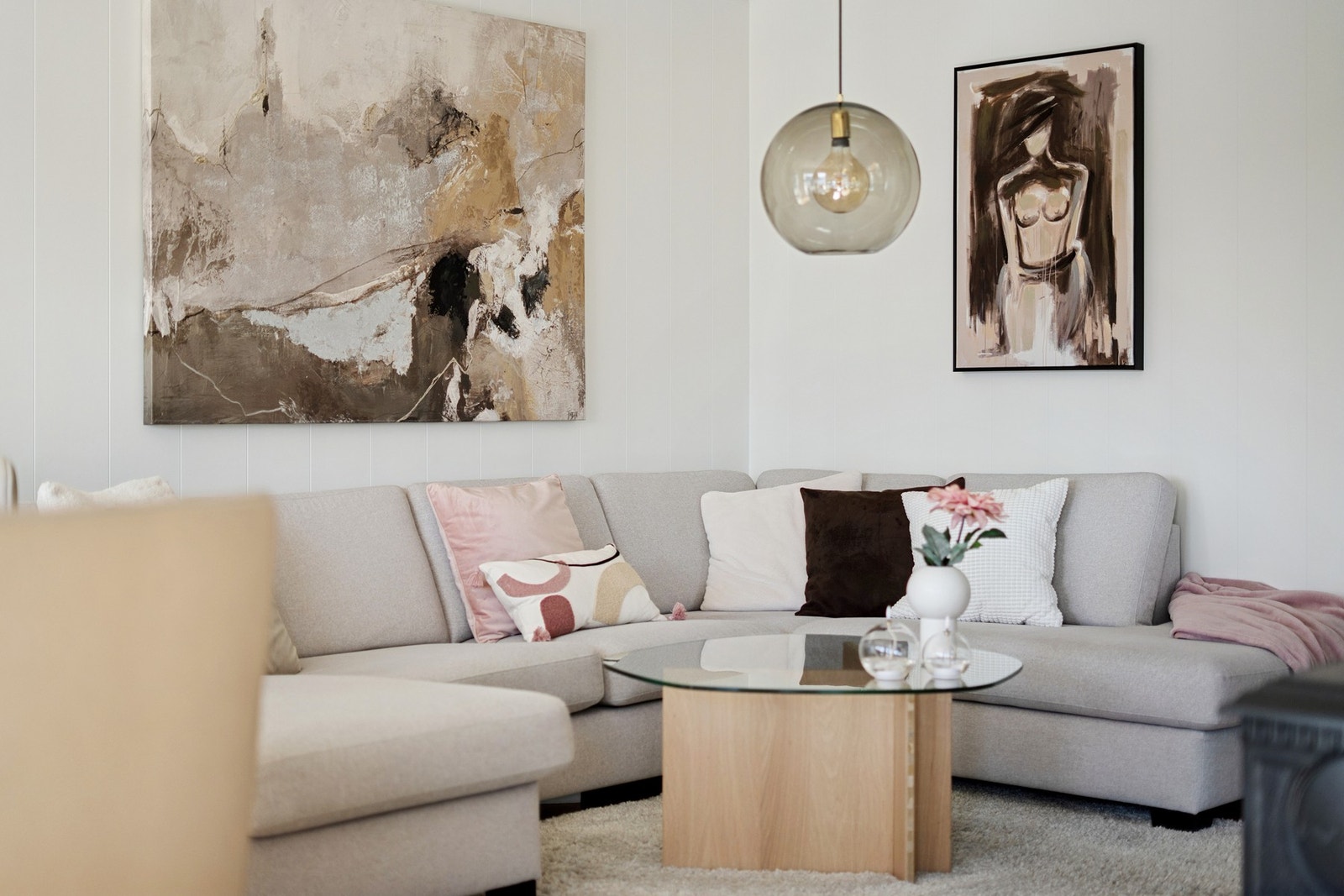 Leiligheten har parkett på gulv og malte plater på vegg. Galleribilde