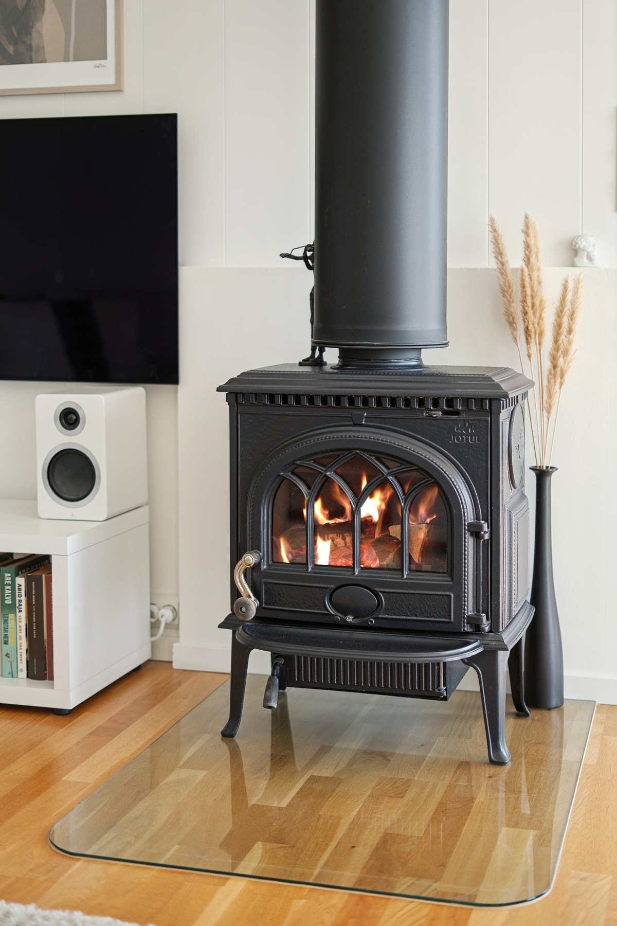 Vedovn i stue sikrer både varme og hygge. Galleribilde