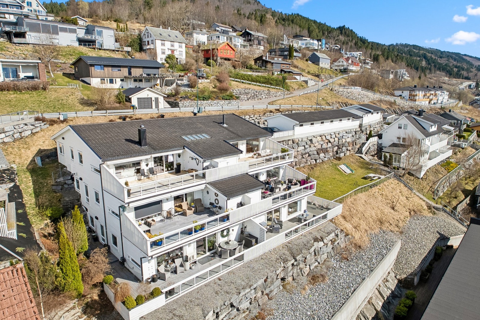 Kort vei til handels- og servicetilbudet i Volda sentrum. Galleribilde