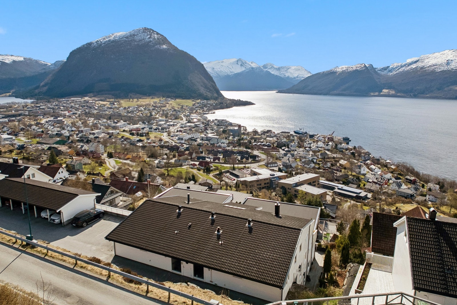 Seksjonen ligger i et etablert boligfelt på Klepp ca. 1.5 km fra Volda sentrum. Galleribilde