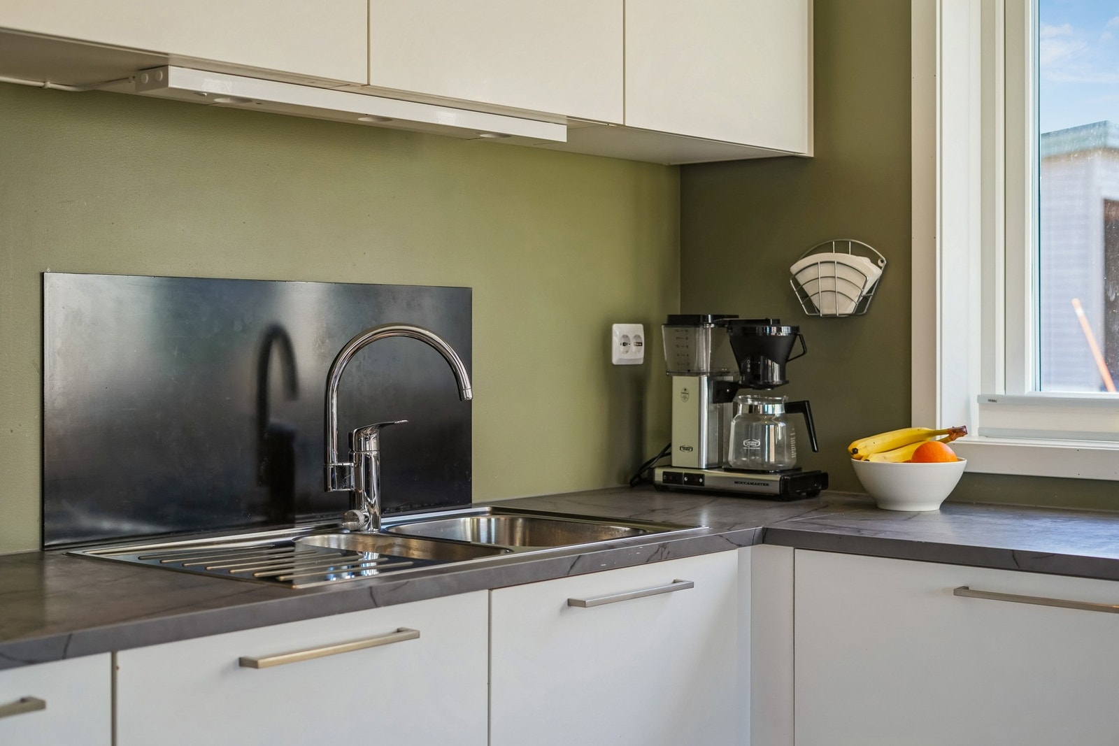 Glassplater som backsplash og belysning under overskap. Galleribilde