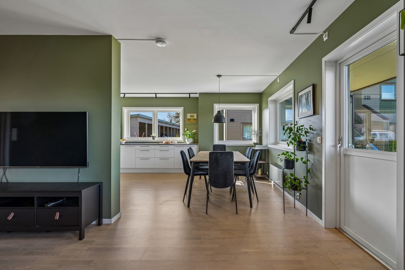Moderne fargevalg på vegger og gulvflater belagt med parkett. Galleribilde