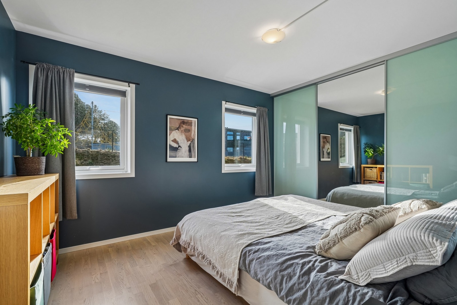 Rommet er innredet med dobbeltseng, nattbord og en stor skyvedørsgarderobe. Galleribilde