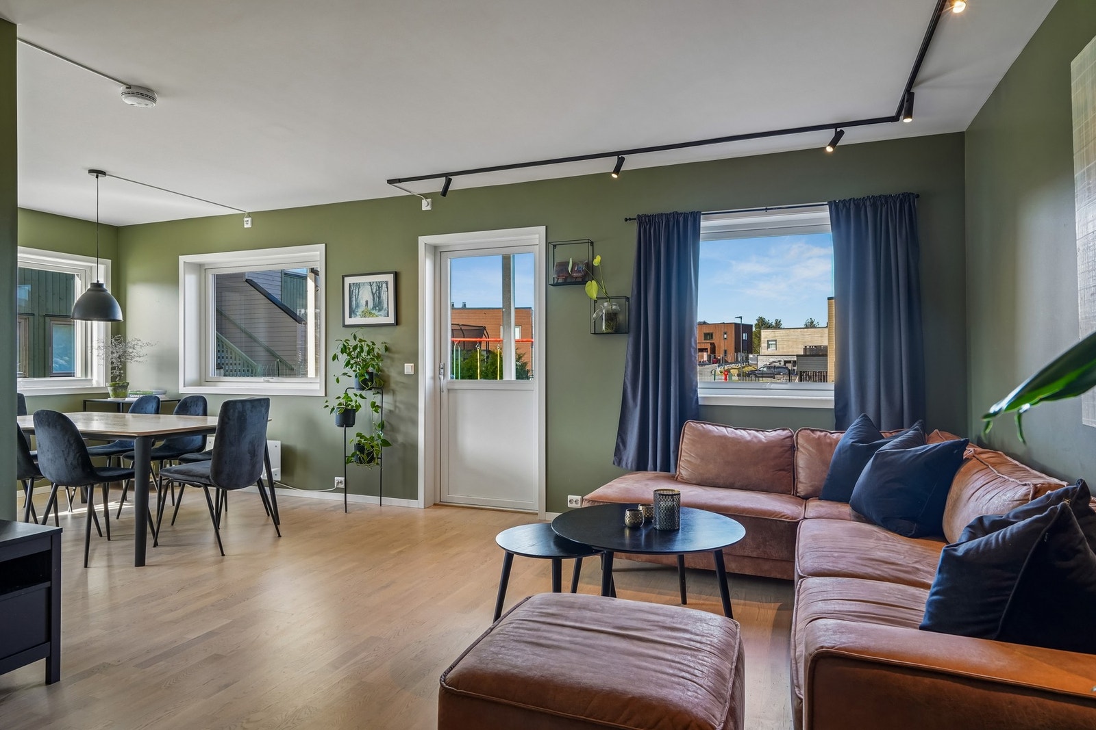 I stuen er det god plass til sofagruppe med tilhørende møblering. Vindusflatene gir godt med naturlig lys inne. Galleribilde