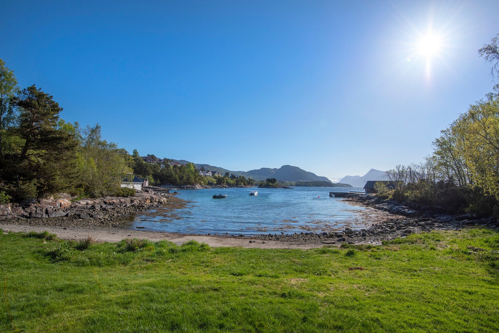 I Skråvika har du en vakker og barnevennlig strand. Galleribilde
