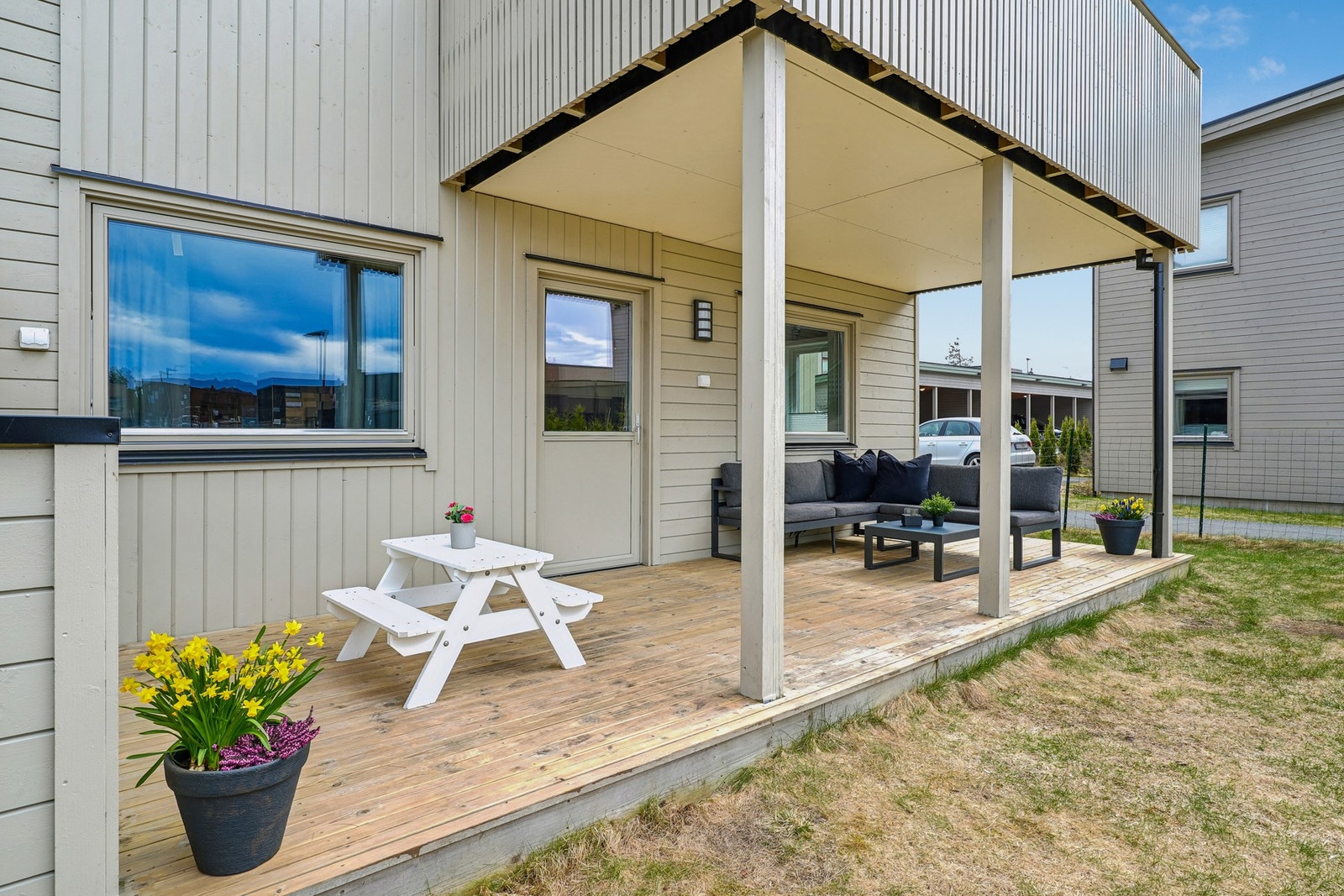 Fra stuen er det utgang til en delvis overbygd vestvendt terrasse på 18 kvm. Galleribilde