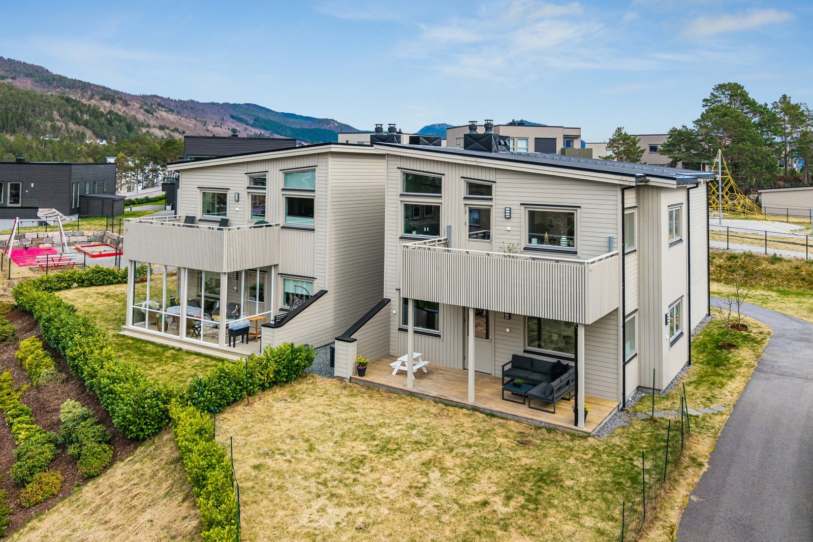 PrivatMegleren presenterer en meget flott horisontaldelt tomannsbolig fra 2022. Galleribilde