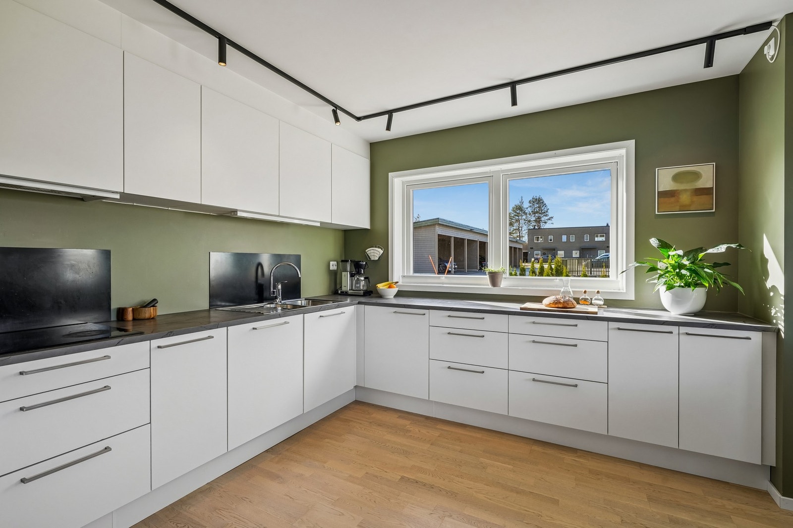 Det er rikelig med skap- og skuffeplass i innredningen. Galleribilde