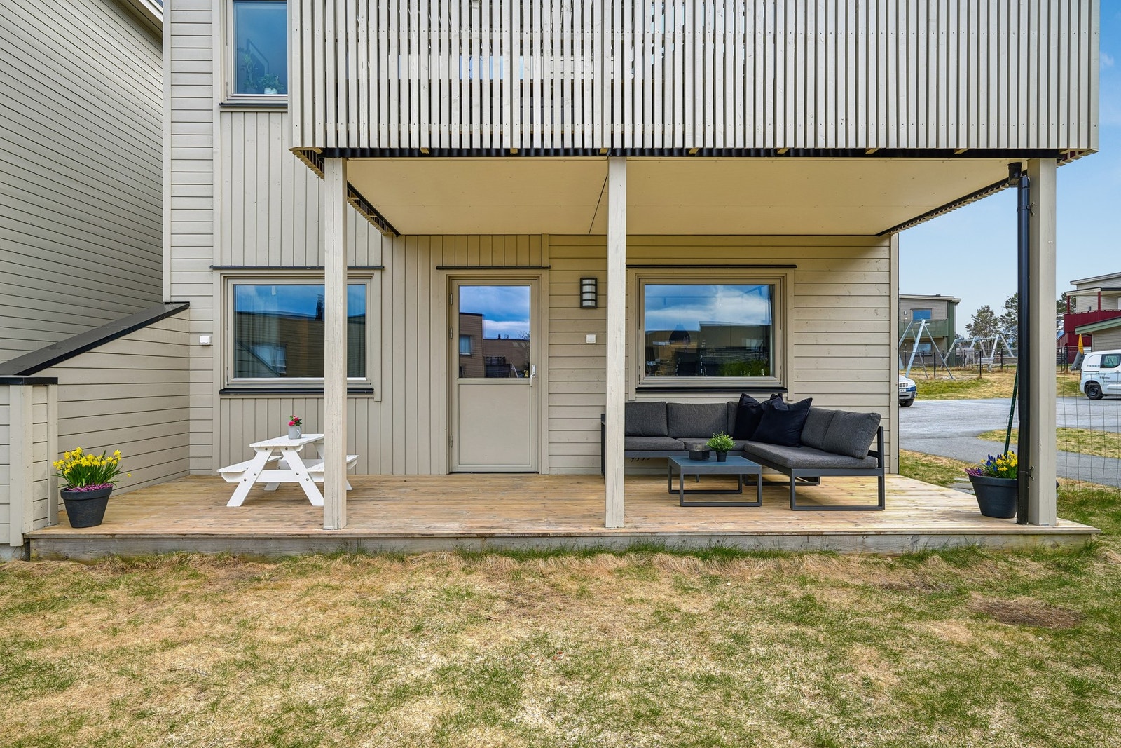 Terrassen sørger for en naturlig forlengelse av boligen på varme sommerdager. Galleribilde