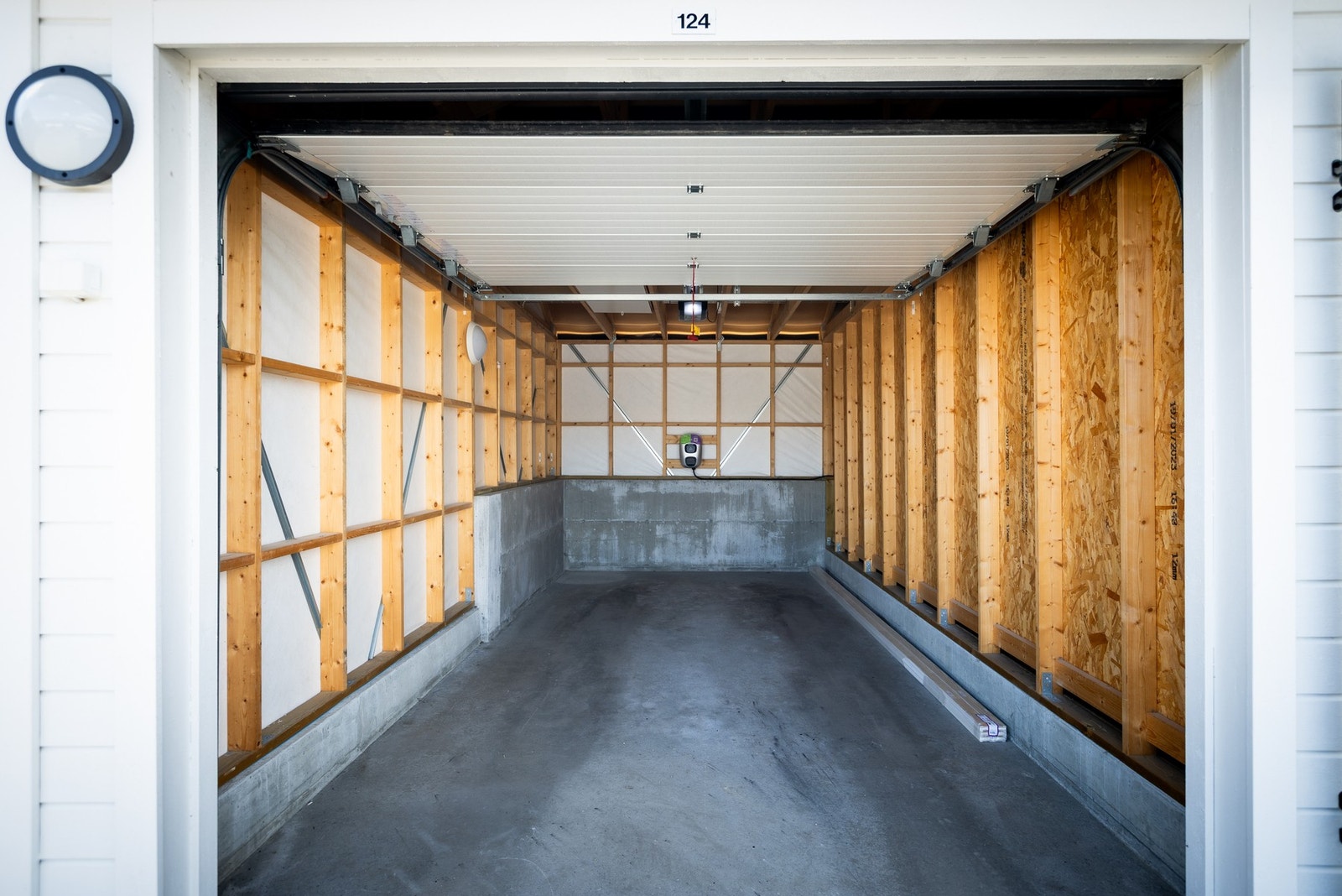 Medfølger parkeringsplass i felles garasjerekke. Det er også elbillader tilgjengelig. Galleribilde