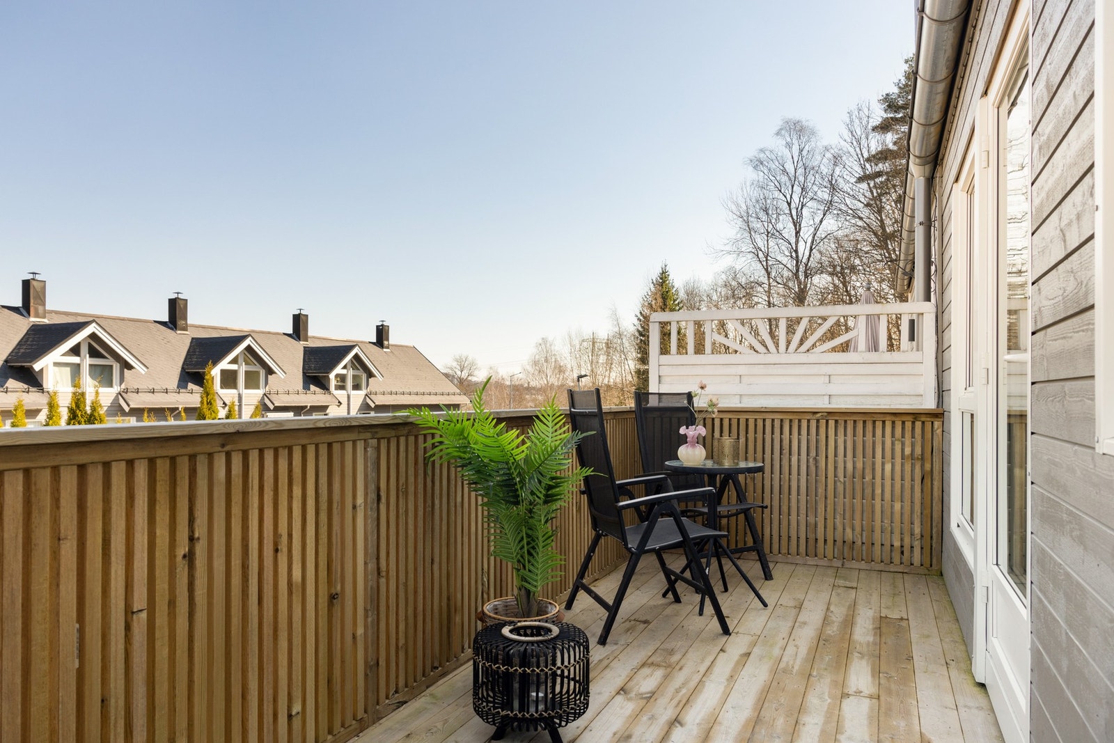 Fra stuen i 1.etasje har du adkomst til ytterligere terrasse. Galleribilde