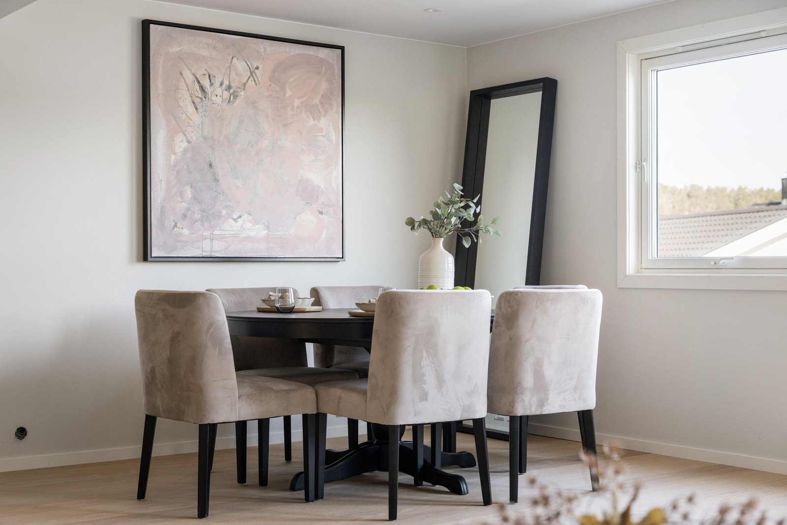 I naturlig tilknytning til kjøkkenet er det plass til spisebord. Galleribilde