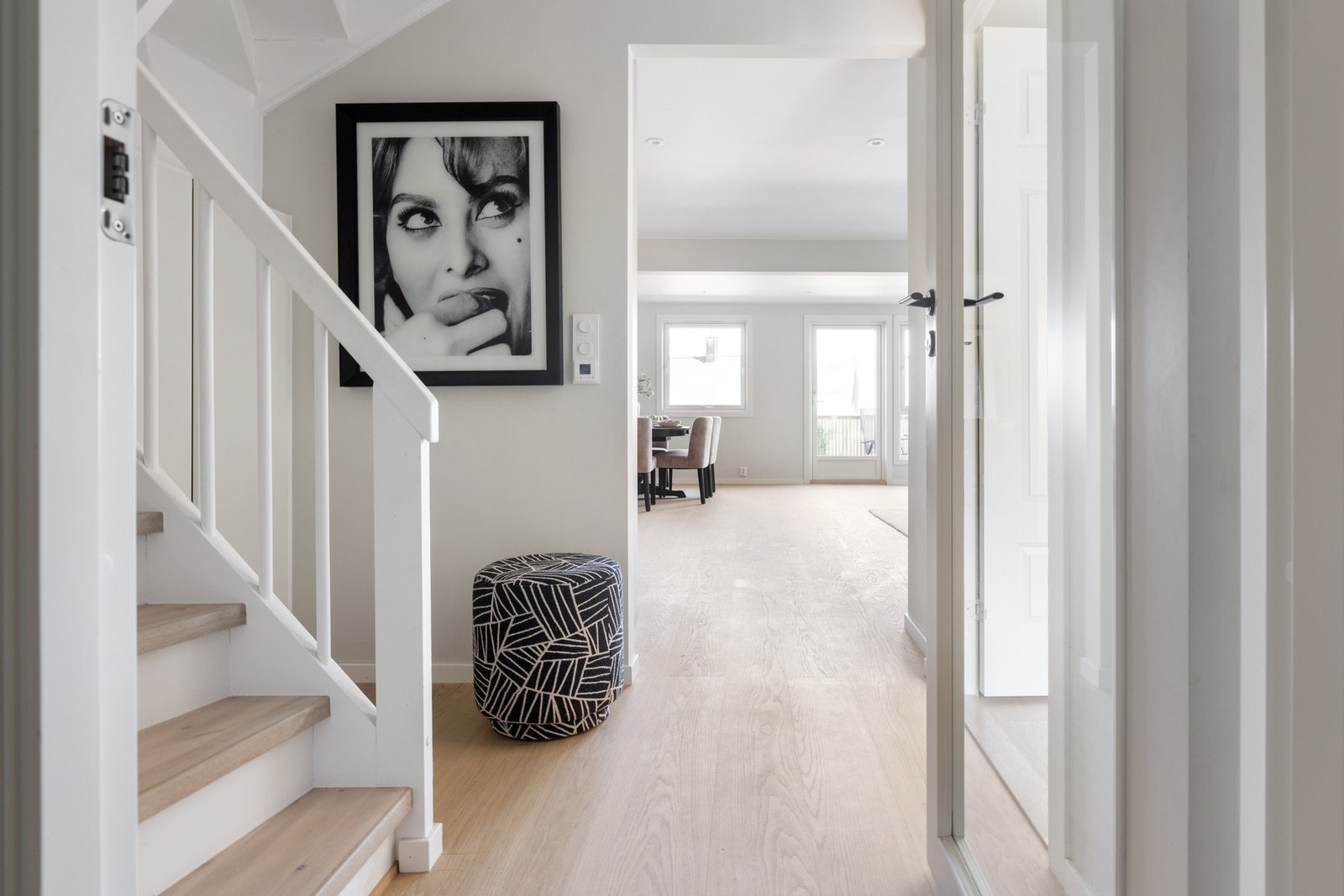 Fra entreén har du adkomst til flere av boligens rom i 1.etasje. Nyinnsatt glassdør skiller sonene. Galleribilde