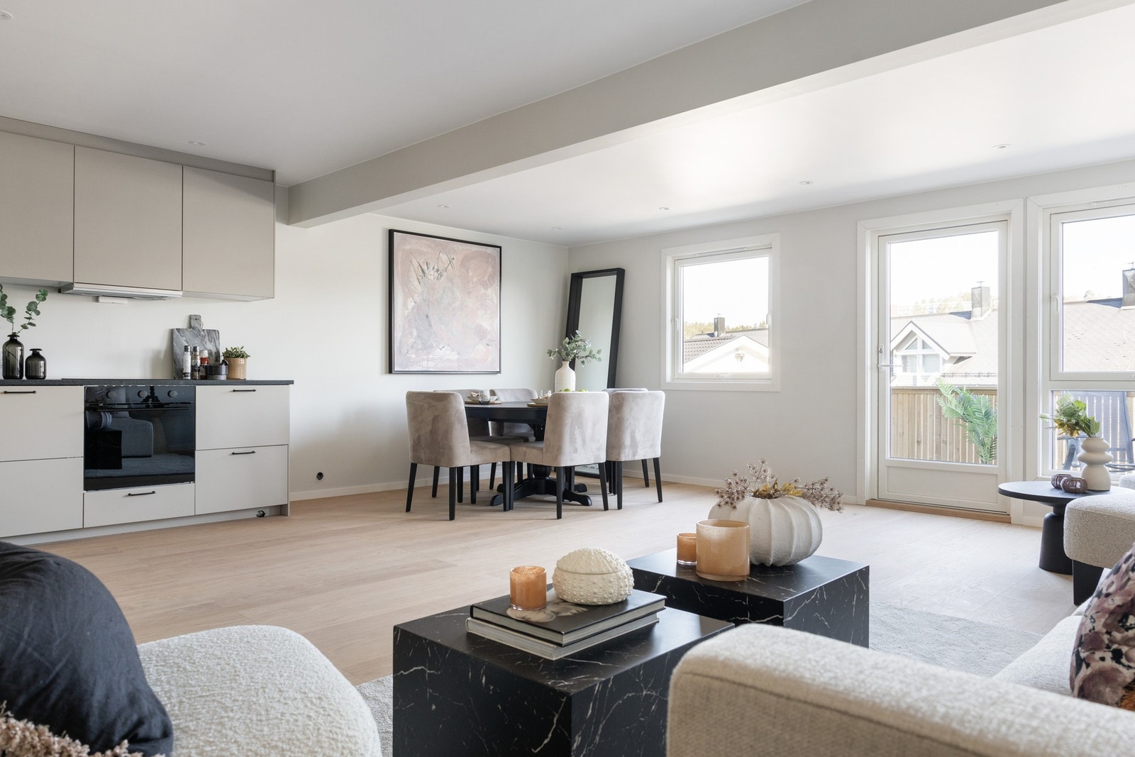 Store vindusflater gi godt med lysinnslipp. Galleribilde
