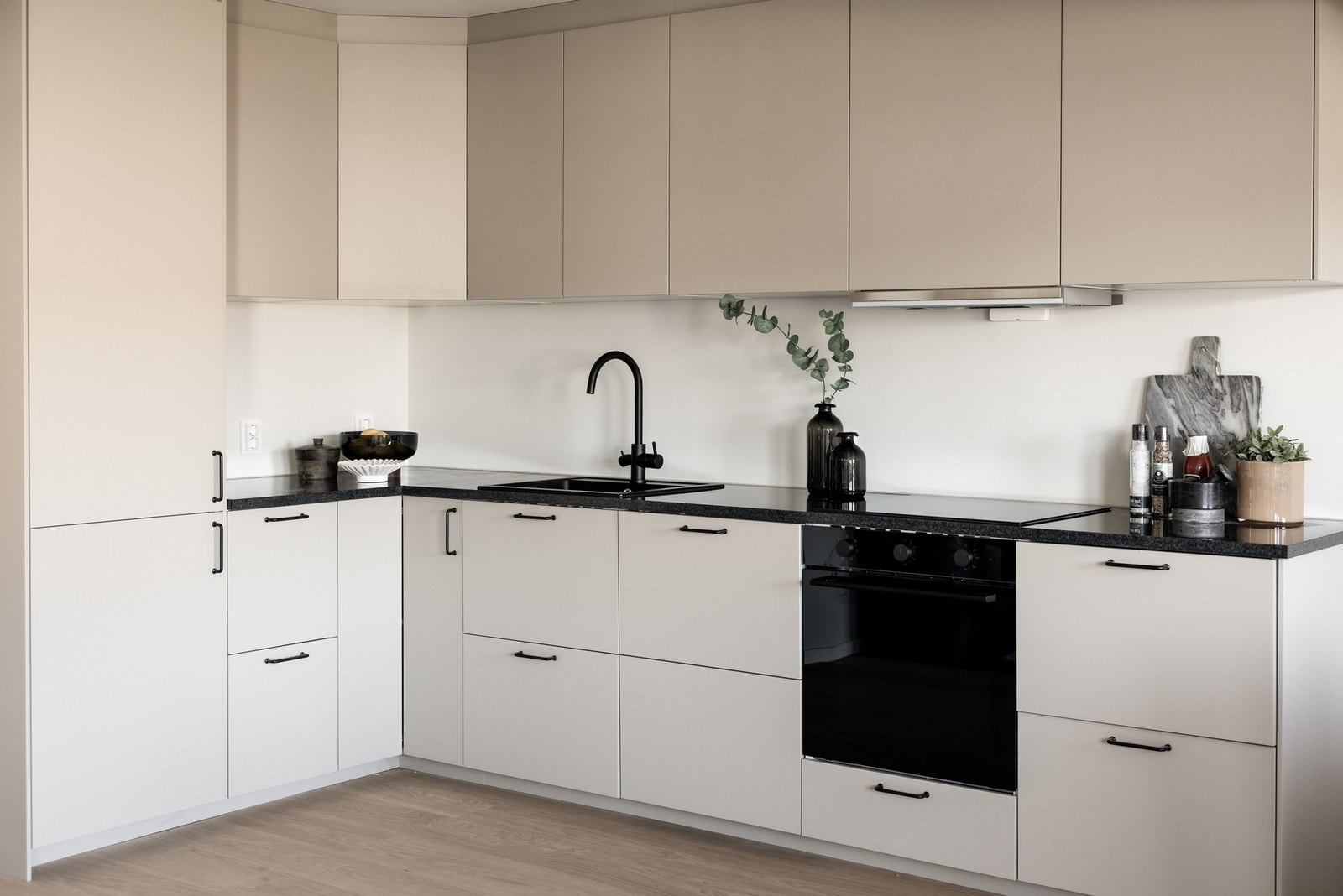 Nytt kjøkken installert i 2026 med glatte fronter og laminat benkeplate. Galleribilde