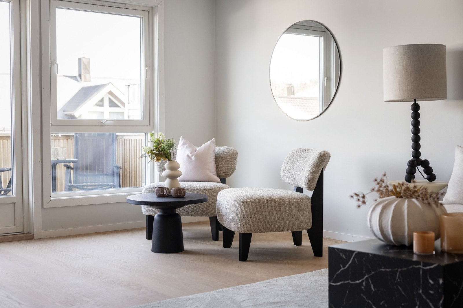 Stuen er av god størrelse med rom for å skape egne soner etter ønske. Galleribilde