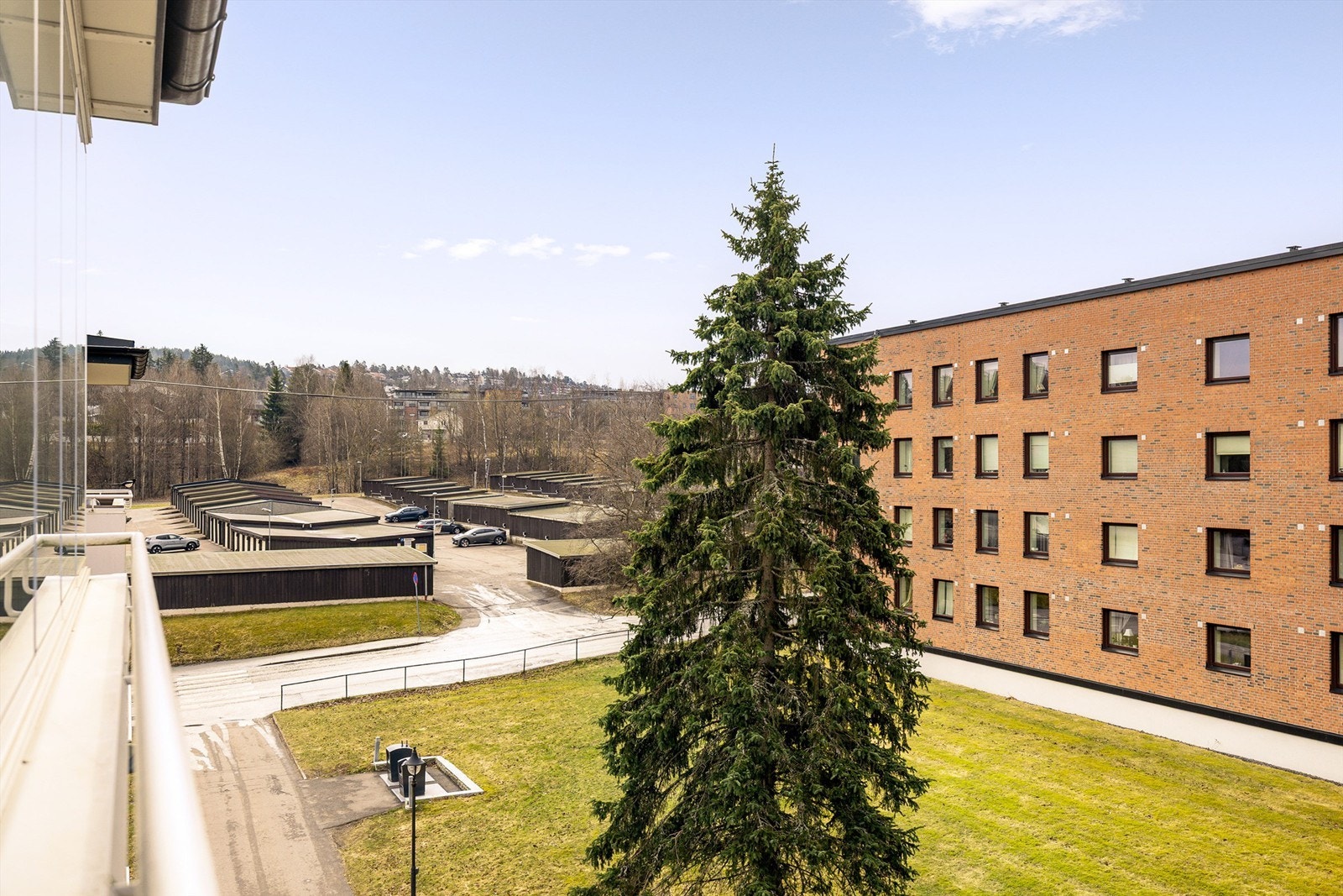 Utsikt over de rolige og velholdte uteområdene i Smalvollskogen borettslag. Galleribilde