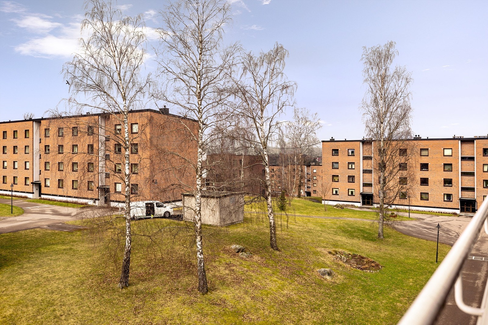 Leiligheten ligger i et veletablert borettslag med store, grønne fellesarealer. Galleribilde