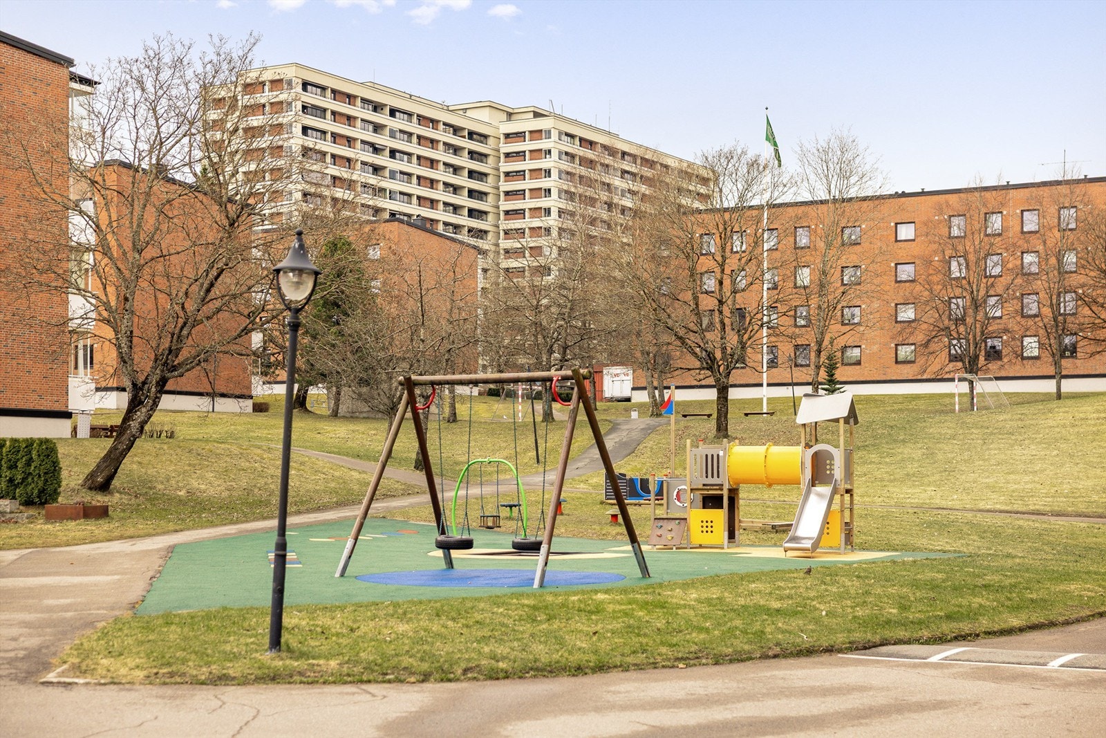 For barnefamilier er det flere lekeplasser på fellesområdene og kort gangavstand til Tveita skole. Galleribilde