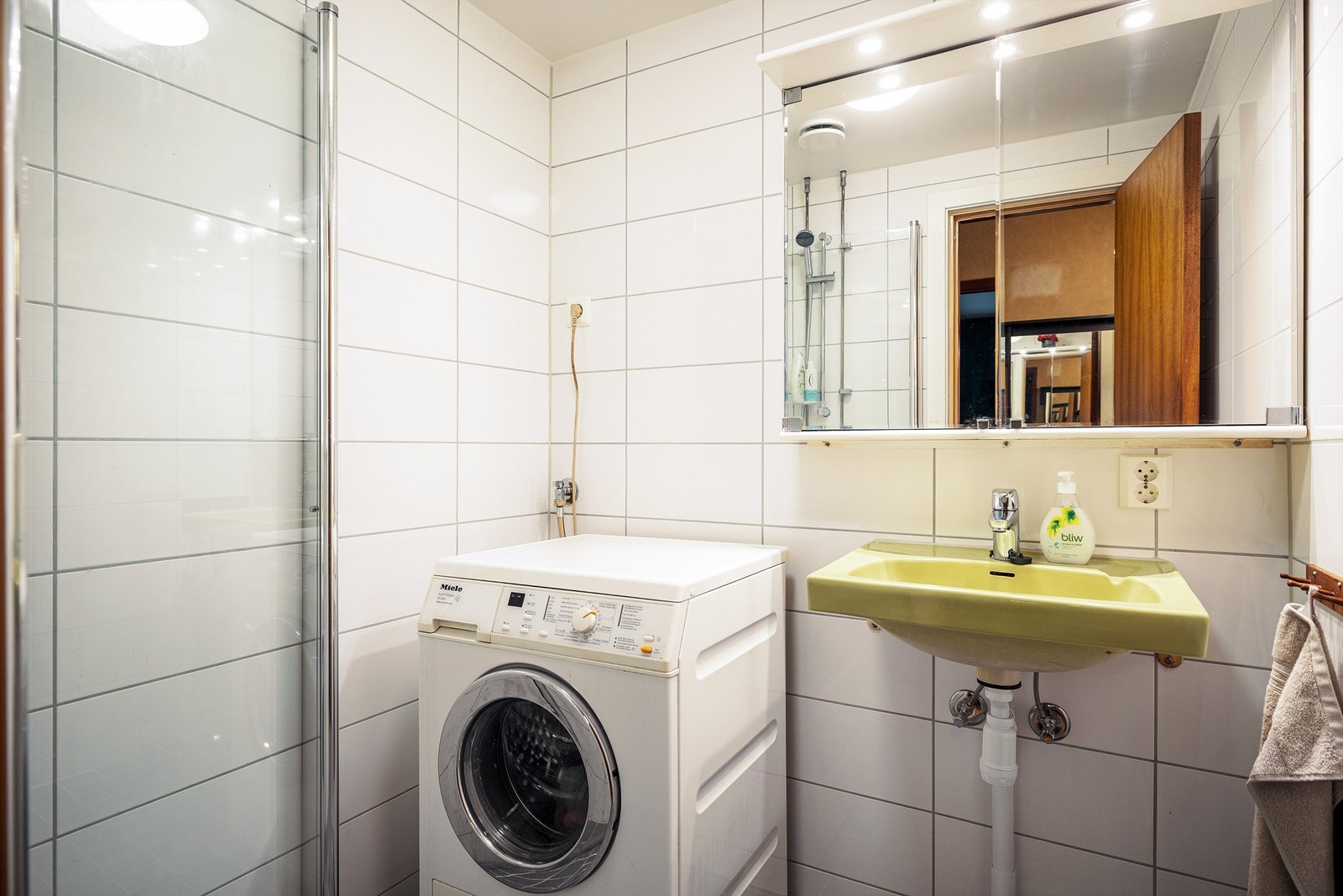 Badet har elektrisk gulvvarme, dusjhjørne med svingbare glassdører og opplegg for vaskemaskin. Galleribilde