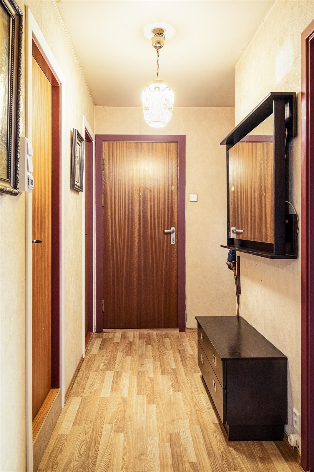 Entréen har en lyd- og brannklassifisert dør. To kjellerboder på til sammen 6 m² gir rikelig med lagringsplass. Galleribilde