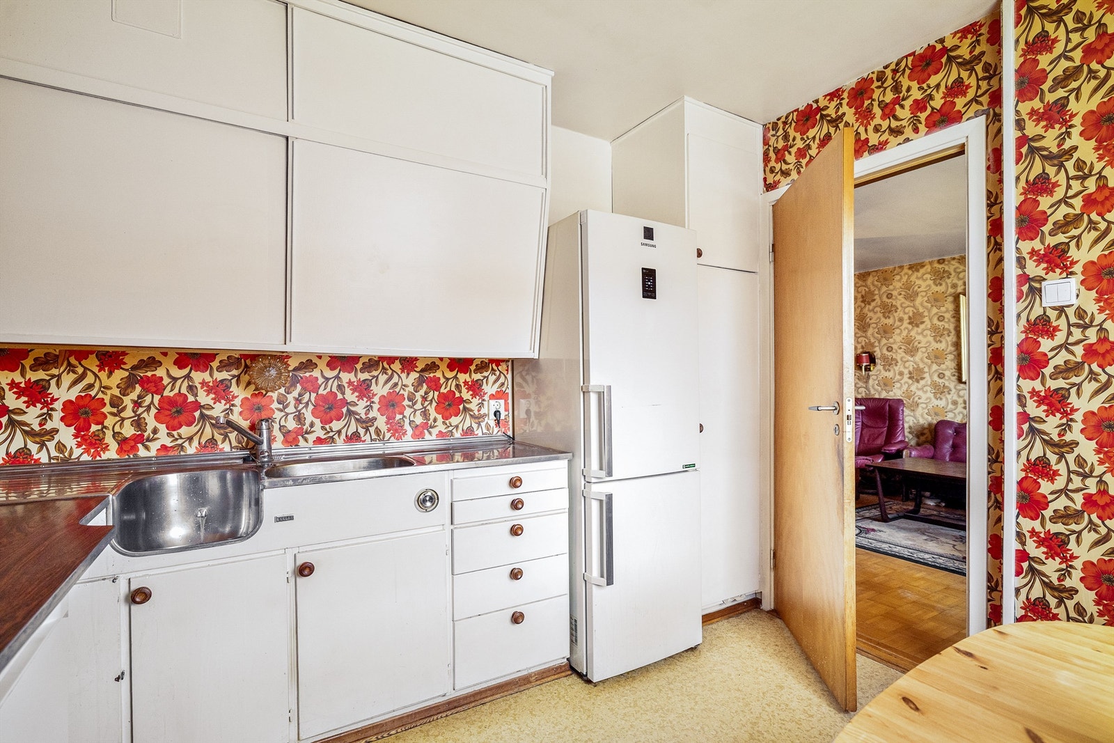 Kjøkkenet er utstyrt med stålbeslag med nedfelt vask- og skyllekum og kullfilterventilator over kokeplassen. Galleribilde