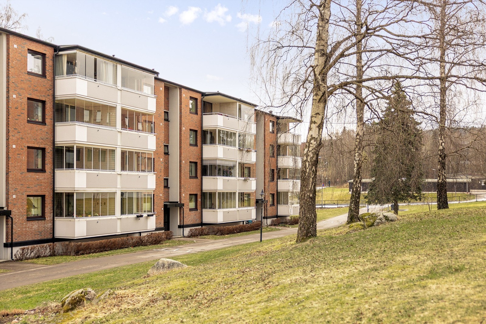 Bygningen har en solid fasade forblendet med teglstein, oppført i 1965. Galleribilde