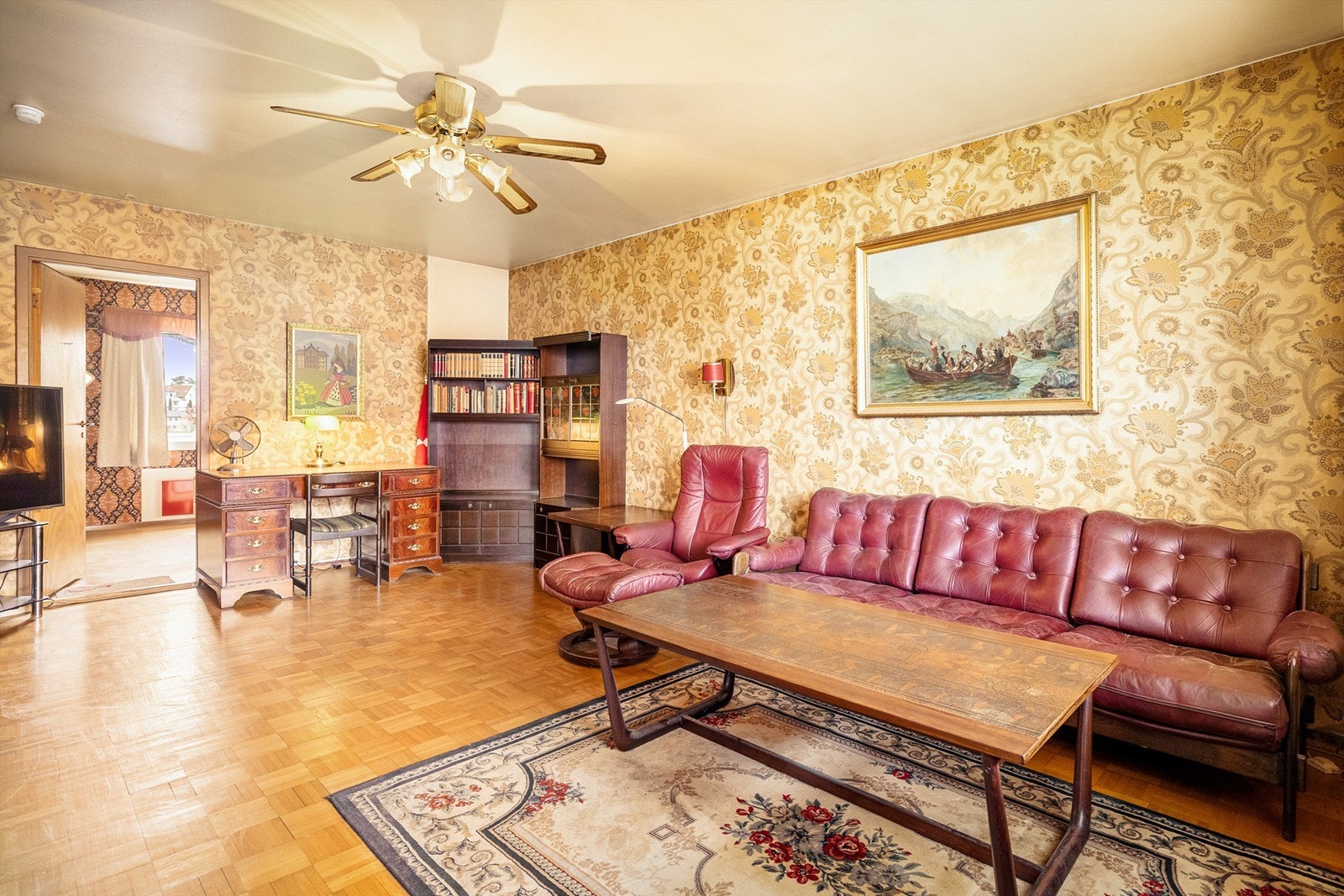 Romslig stue med gode møbleringsmuligheter. Galleribilde